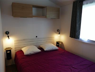 Pacific Premium chambre parents avec lit 160x200cm. location au calme camping kost-ar-moor fouesnant