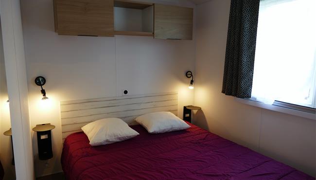 Pacific Premium chambre parents avec lit 160x200cm. location au calme camping kost-ar-moor fouesnant