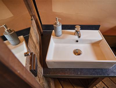 hébergement atypique luxe camping kost-ar-moor lavabo sdb